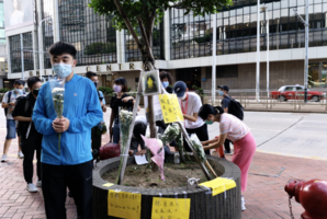 香港市民悼念義士梁凌傑 「lunch哥」被警方兩度票控並帶走