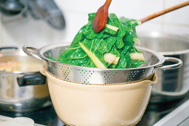 用水煮法燙青菜，不僅能吃到完整營養，更不會把廚房油煙吸進肺裏。