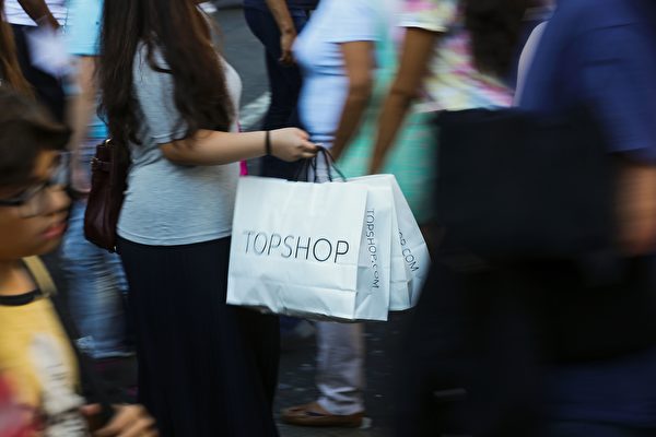 8月16日，英國時裝潮牌 Topshop 在 Facebook 宣佈「關店在即」擬轉攻網售。 (DANIEL LEAL-OLIVAS/AFP/Getty Images)