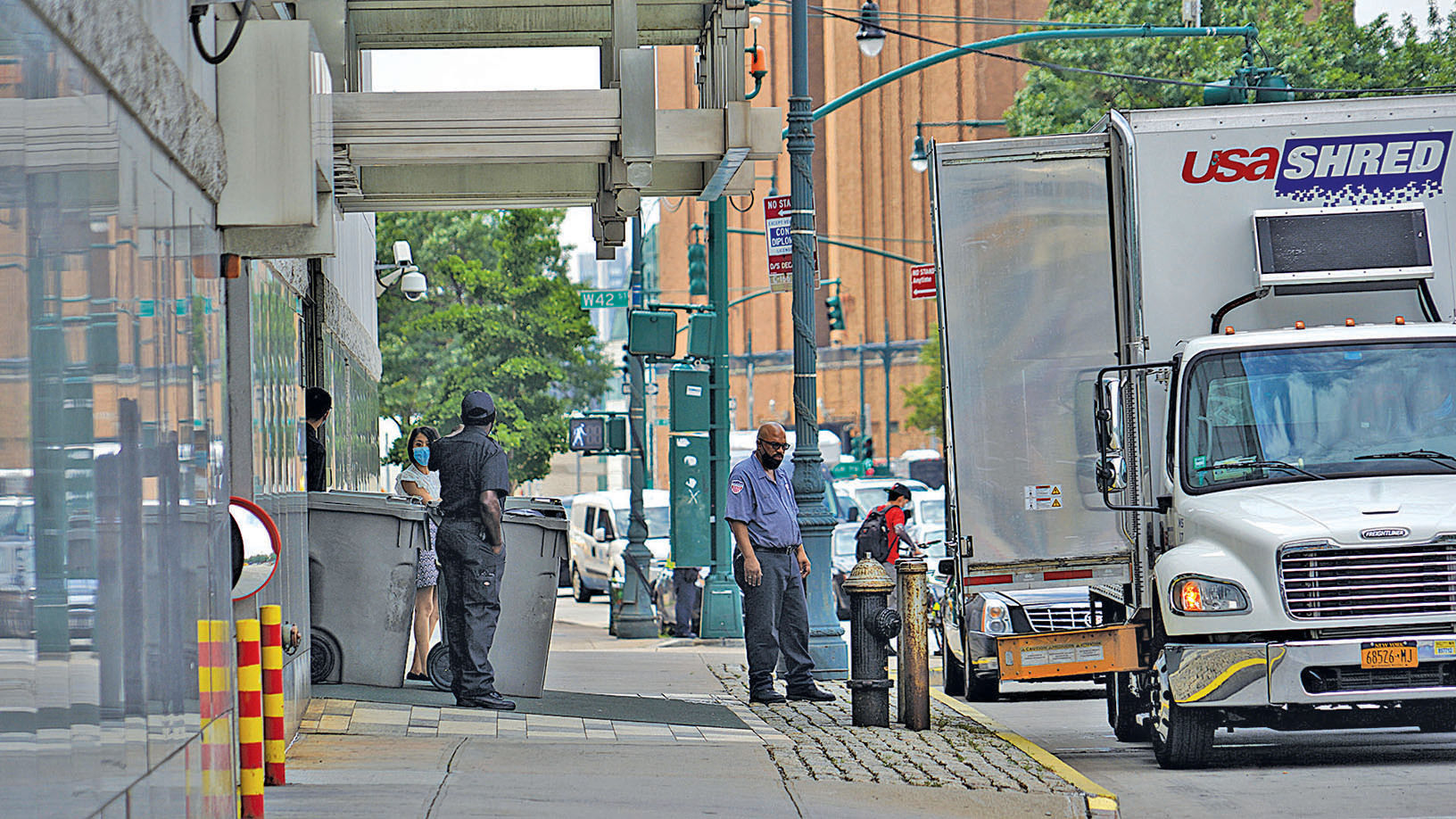 8月6日，紐約中領館門前停有兩輛「USA SHRED」碎紙卡車，門口放有數個裝滿文件的大塑料桶。（宋升樺/大紀元）