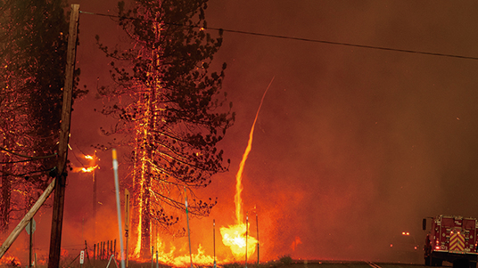 遭遇超強雷暴火龍捲 加州25處山火齊燒