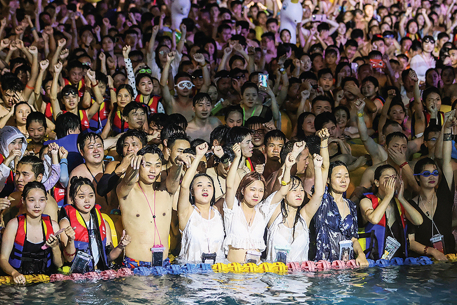 武漢水上電音派對  現場三千人 無人戴口罩