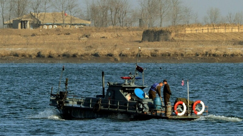 圖為一艘北韓巡邏船在鴨綠江沿北韓小鎮新義州與中國邊境城鎮丹東之間航行。（MARK RALSTON／AFP via Getty Images）