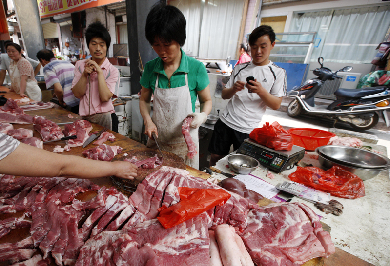 大陸豬肉均價再度創下新高。圖為安徽淮北某市場，市民們在選購豬肉。（AFP/Getty Images）