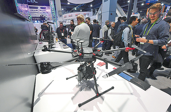 深圳大疆公司生產的大疆無人機佔據了相當份額的美國市場。圖為2018 年1 月，大疆DJI Matrice 600 Pro 在美國拉斯維加斯CES 的展位。（Getty Images）