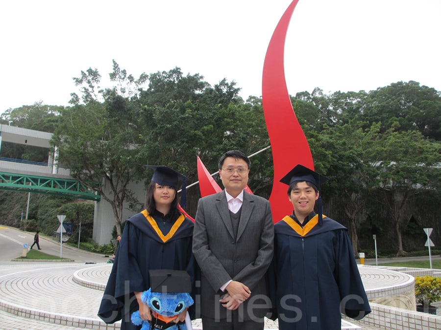 Donald（右一）本科畢業時與楊經倫教授（中）合照。（受訪者提供）