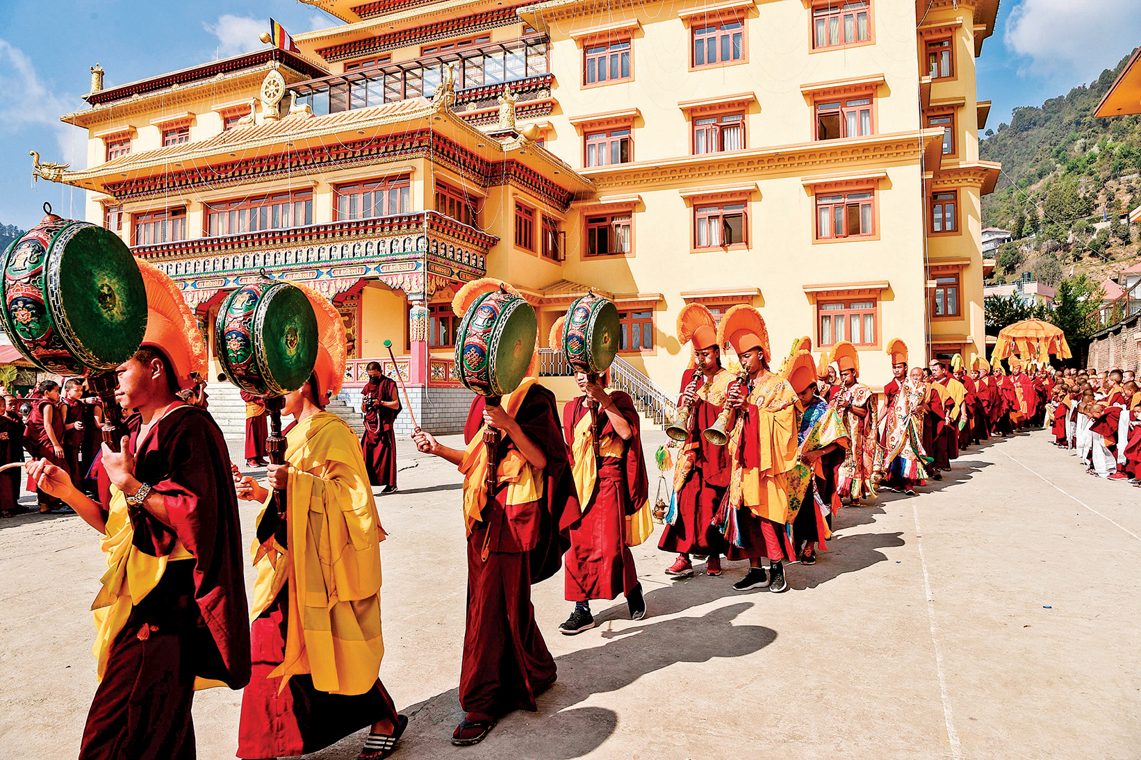 3月10日，在尼泊爾的一個修道院，藏族佛教僧侶，為紀念1959年西藏起義日61周年，舉行祈禱遊行，也為世界和平祈禱。 （ Getty Images)