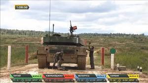 中共軍隊賽場出糗：血旗拿反、炮手暈倒（影片）