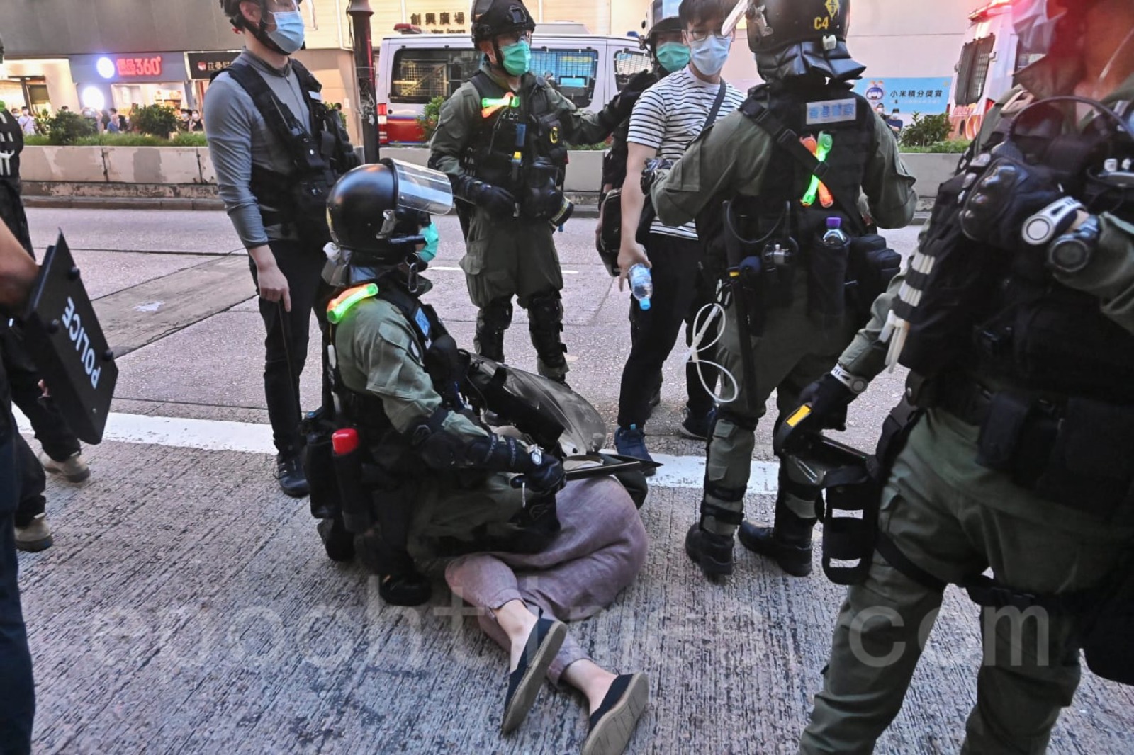 警方9月6日在旺角大圍捕，有市民被警員壓倒拘捕。（大紀元資料圖片）