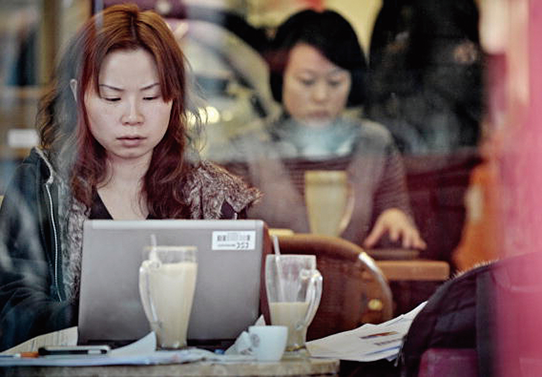 最近一個多月，中共對自媒體平台掀起封號潮，截至目前已有超過10萬個主播帳號被刪除。圖為上海網民在網吧用wi-fi上網。（AFP）