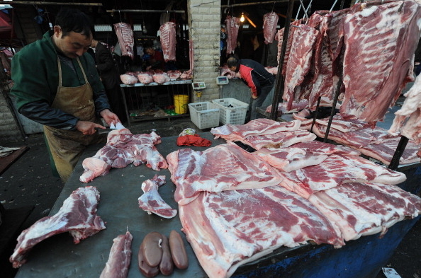 同花順iFinD數據顯示，大陸股市豬肉板塊於9月7日重挫4.41%，多只龍頭股暴跌，豬肉股一天市值蒸發近700億。圖為示意圖。（STR／AFP／Getty Images）