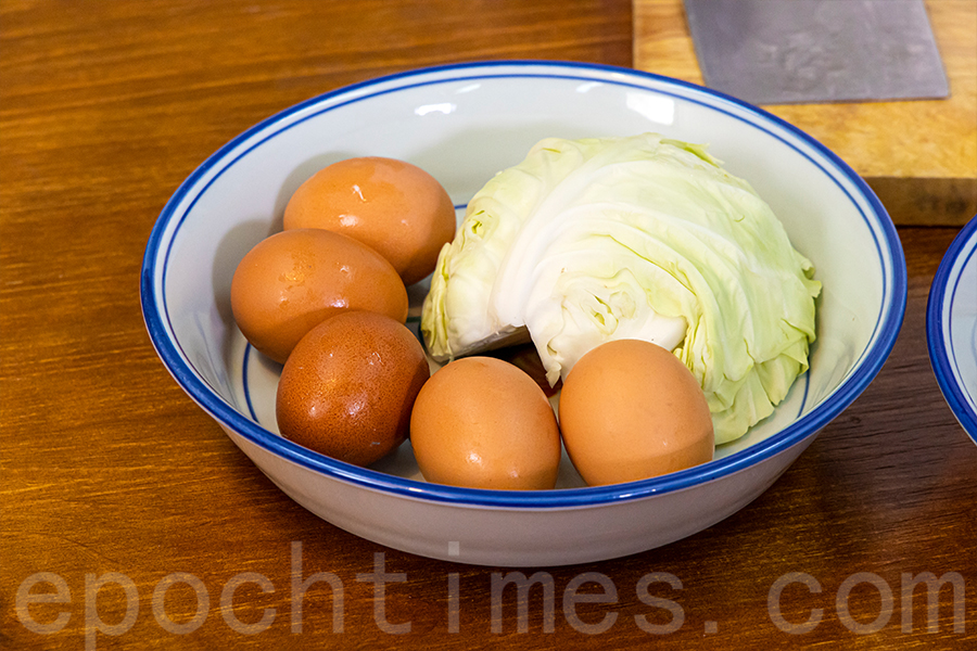 「芙蓉蛋」材料準備：椰菜半個、雞蛋5隻。（陳仲明／大紀元）