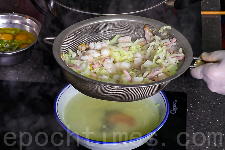 將椰菜、洋蔥、火腿絲、叉燒絲和蝦仁氽水（飛水）煮熟，然後撈起隔水。（陳仲明／大紀元）
