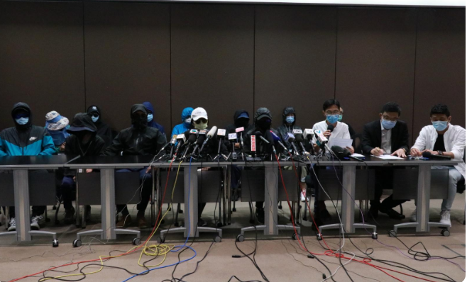 12名香港青年上月底於香港東南方水域，遭廣東省海警截獲拘捕，遭拘留於深圳市鹽田看守所至今已21天，仍然音訊全無。部份被拘留者家屬今日召開記者會，提出「四大訴求」。（杜夫）