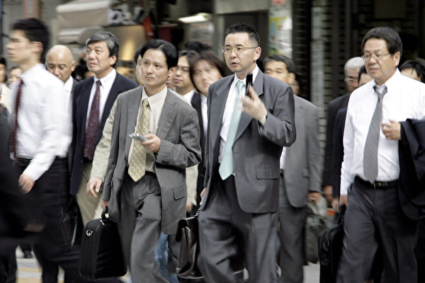 日本企業撤離中國激增1,670家，申請日本政府補貼高達166億美元。圖為日本上班族趕往公司的上班景象。（AFP）