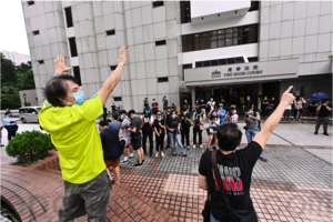 【組圖】快必申請保釋被拒 警高院外通道截查市民