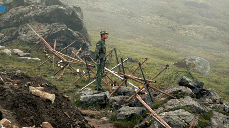 中共軍隊改換地點集結 印軍戒備 向邊境運送大量彈藥物資 