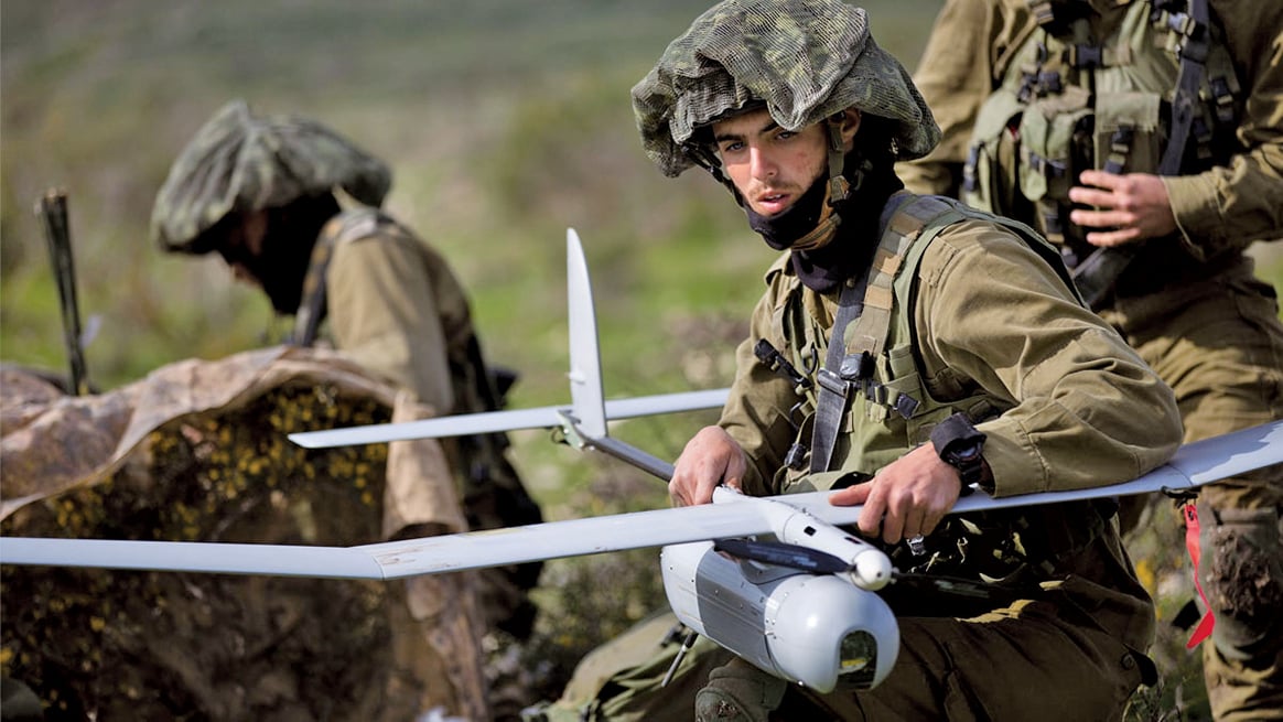 1月16日，以色列士兵在演習期間展示快速發射監視無人機，為營級指揮官提供實時信息。（Getty Images）