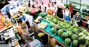 遭城管狂毆 女商販揮刀自衛 民眾送錦旗