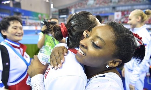洪恩貞（左）還曾於2014年在國際比賽中與美國體操運動員西蒙娜・貝里斯（Simone Biles）（右）擁抱。（KAZUHIRO NOGI/AFP/Getty Images）