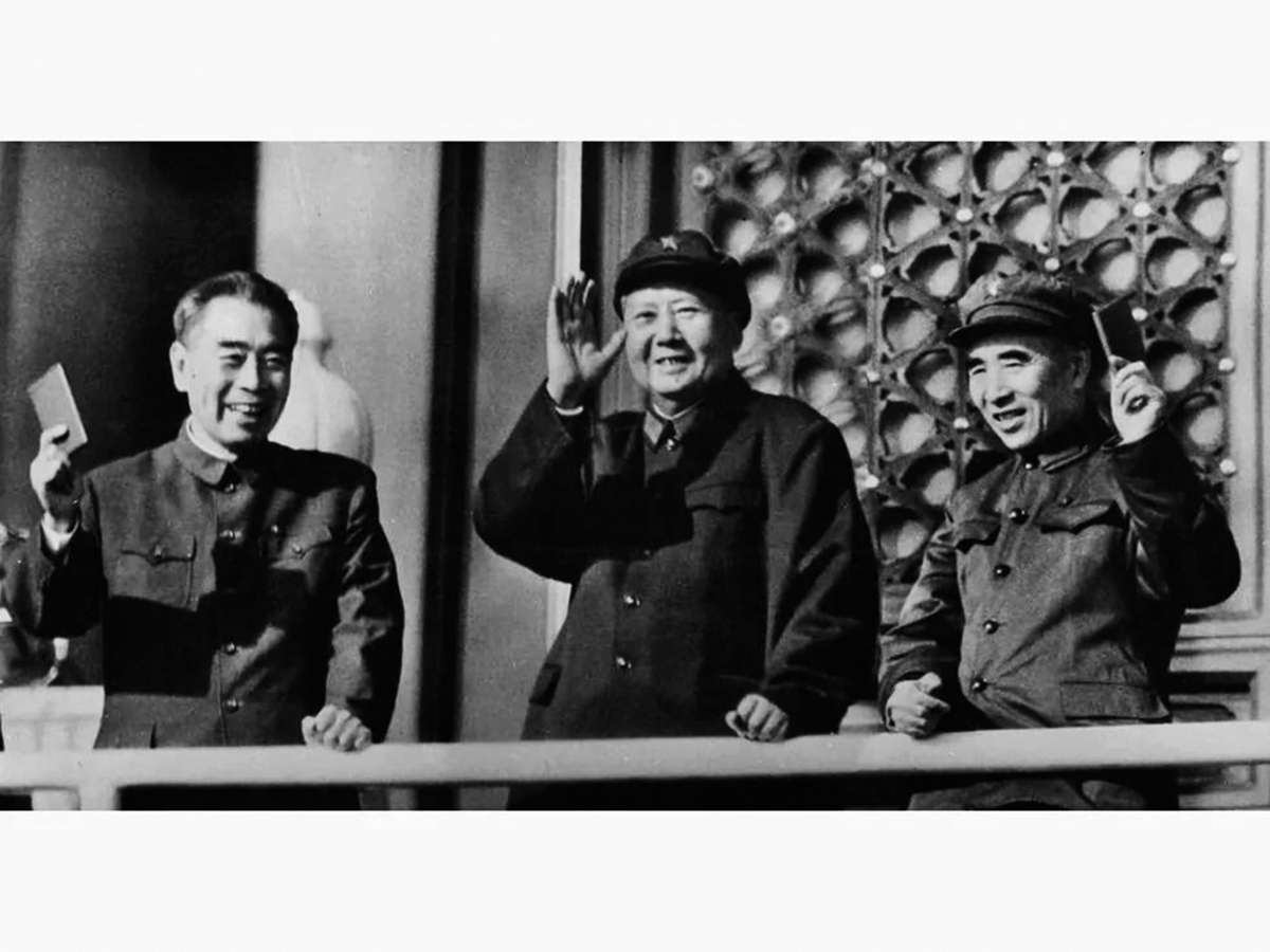 林彪（右）與毛澤東在天安門城樓召見紅衛兵。（網絡圖片）