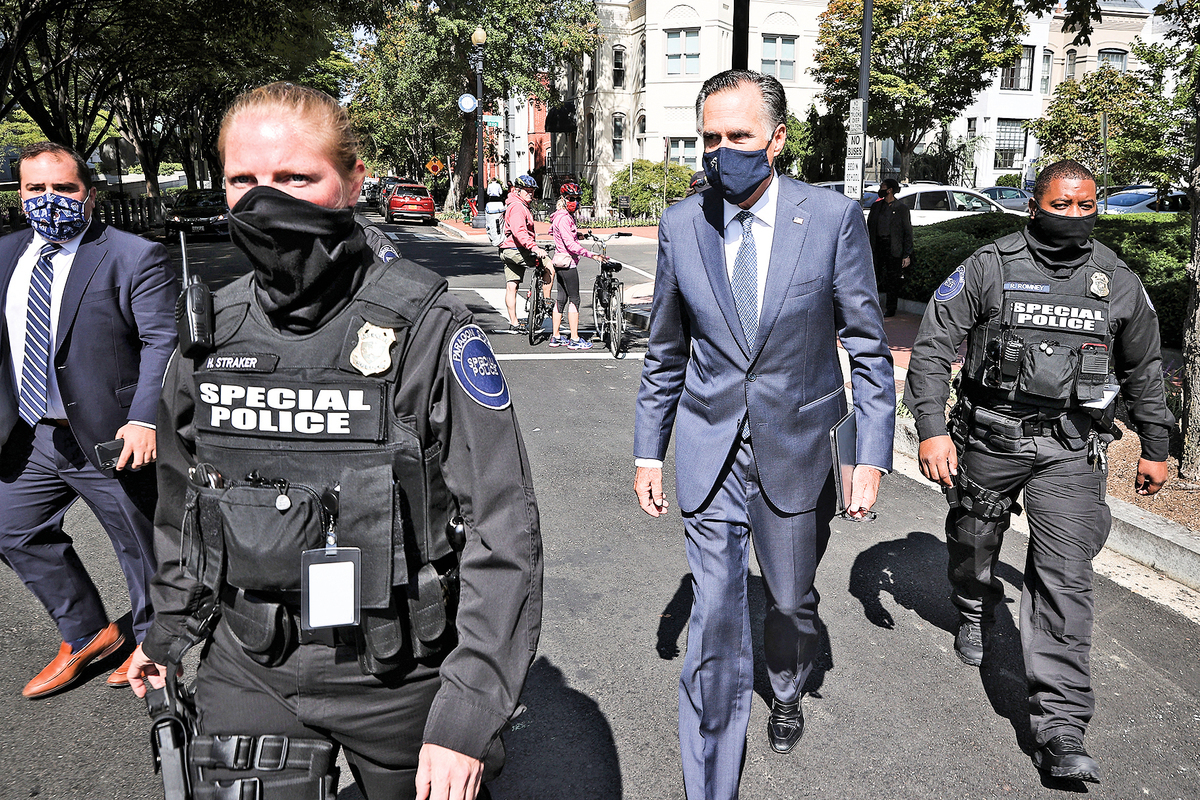 9月22日，羅姆尼在保鑣陪同下到達共和黨全國委員會辦公室。（Getty Images）