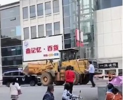 洛陽民衆怒砸警車 都是計劃生育惹的禍