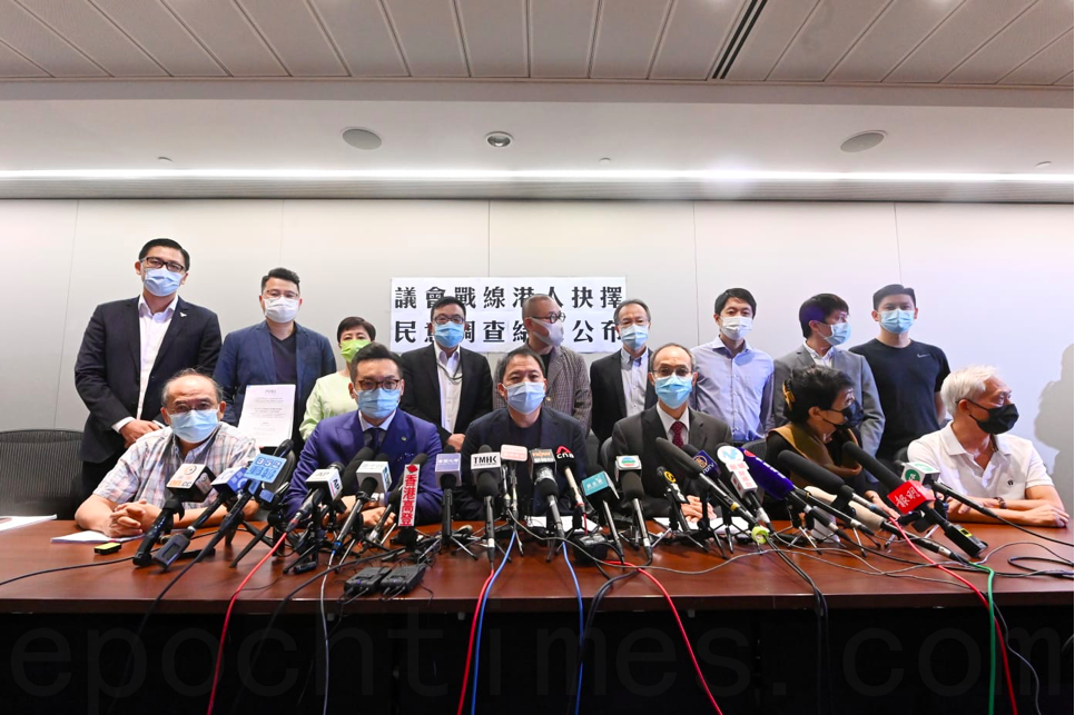 9月29日，香港民主派立法會議員與香港民意研究所宣佈就民主派議員是否接受延任一年的民調結果。（宋碧龍／大紀元）