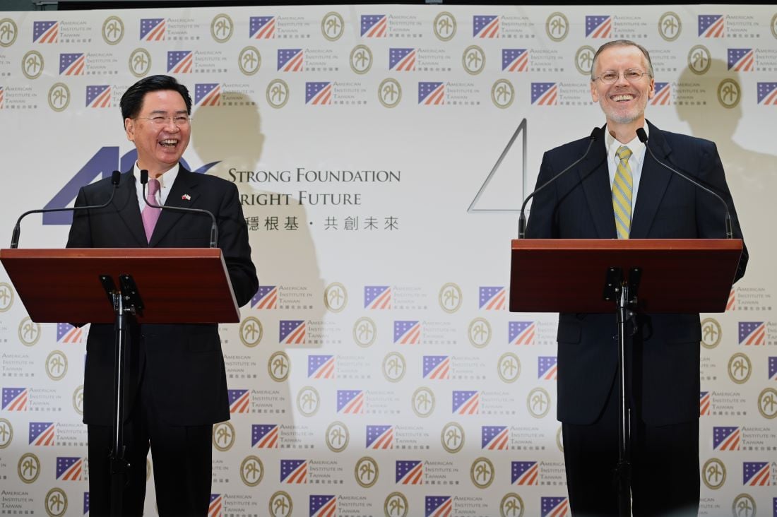 美國在台協會（AIT）處長酈英傑（Brent Christensen）和台灣外長吳釗燮表示，美台將合作開展基礎設施項目。圖為酈英傑和吳釗燮資料照。（Photo by Sam Yeh / AFP）