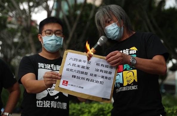 社民連和長毛（梁國雄）在香港中聯辦外抗議。（MAY JAMES／AFP via Getty Images）