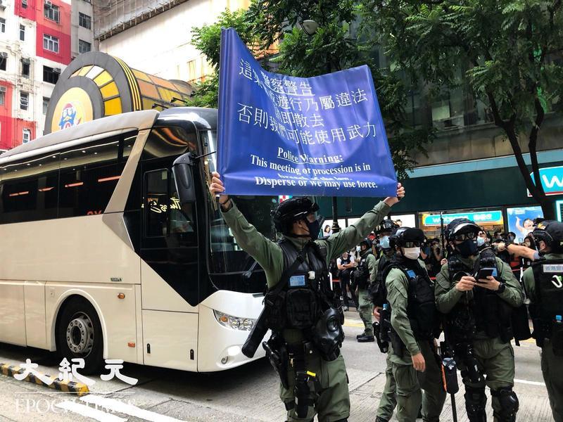 【圖片新聞】銅鑼灣62人因涉嫌非法集結被捕 市民雙手被警察以索帶反綁