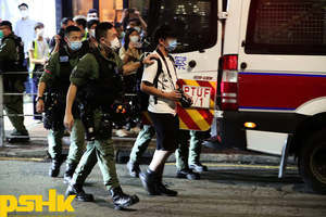 警方於荃灣帶走多名男子 包括一名網媒記者