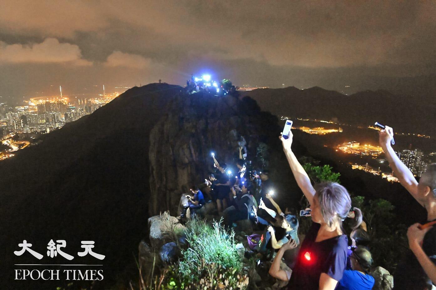 網民籲中秋夜獅子山 和你燈 警攜六色旗袋提早登山 大紀元時報香港 獨立敢言的良心媒體 網民籲中秋夜獅子山 和你燈 警攜六色旗袋提早登山 大紀元時報香港 獨立敢言的良心媒體