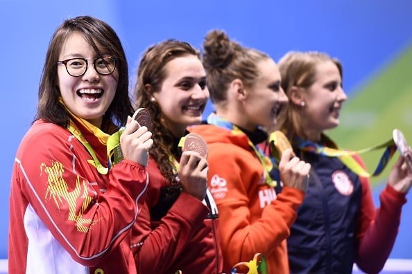 奪得里約奧運銅牌的中國游泳選手傅園慧（左一）表示，她用盡「洪荒之力」完成了比賽。（CHRISTOPHE SIMON/AFP/Getty Images）