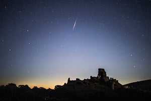 夜空現綠白光伴隨巨響 嚇壞地中海島國居民