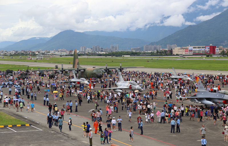 台空軍花蓮基地開放 湧數萬人潮觀賞戰機