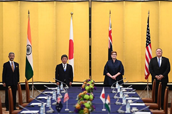 10月6日，日本東京，印度外交部長蘇傑生、（由左至右）日本外務大臣茂木敏充、澳洲外交部長佩恩及美國國務卿蓬佩奧出席四方會談。(CHARLY TRIBALLEAU/POOL/AFP via Getty Images)