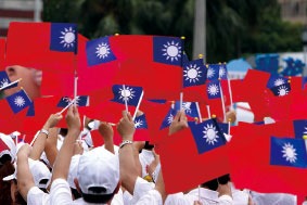 台灣民眾揮動青天白日旗，歡慶雙十。（大紀元資料圖片）