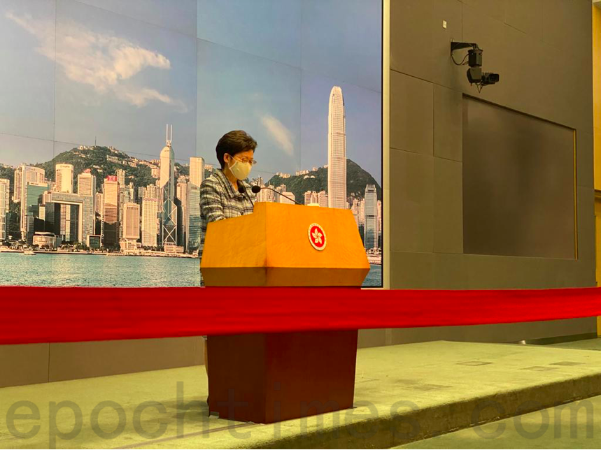 10月12日上午，特首林鄭月娥在率團前往深圳前會見傳媒，宣佈押後發表《施政報告》。（霄龍／大紀元）