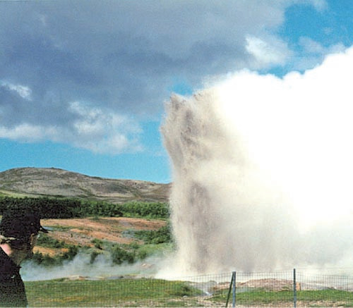 2002年，江澤民參觀冰島知名噴泉時，噴泉突然噴出黑水。（影片截圖）