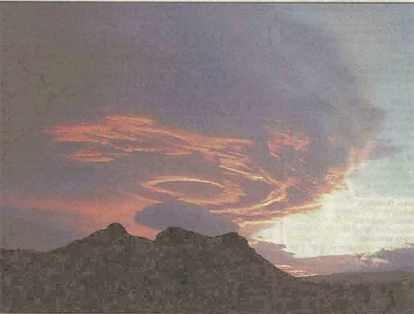 2002年，江澤民訪問冰島的前兩天，那裏出現可怕面孔的怪雲。（影片截圖）