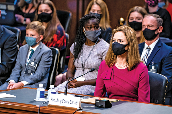 10 月12日，巴雷特法官(前排右一)出席參議院司法委員會的聽證會。（Getty Images）