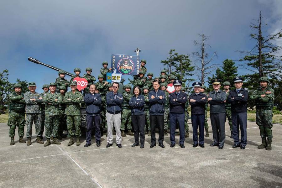 習蔡同日視察軍隊 蔡英文：台灣站上捍衛民主前線