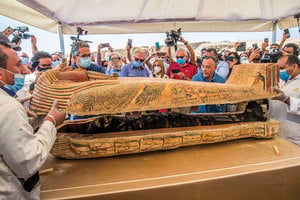 埃及出土石棺 驚現完整木乃伊