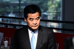 梁振英聲稱起底教師可保護青少年 評論：暴露中共騙術