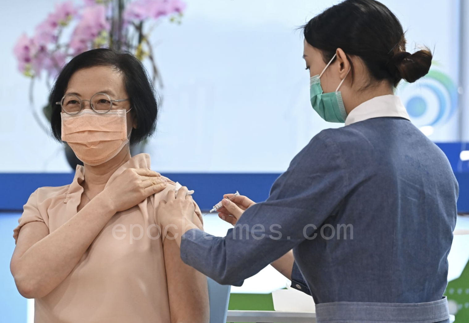 食衞局局長陳肇始接種季節性流感疫苗。（宋碧龍／大紀元）
