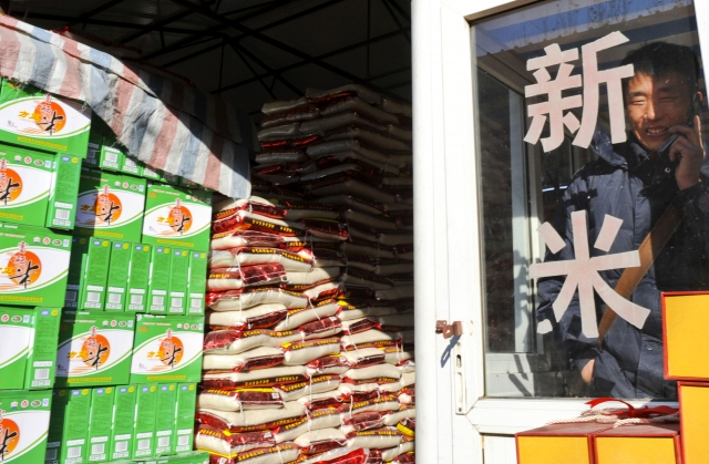 米飯吃出塑料味 大陸知名品牌米中驚現塑料顆粒