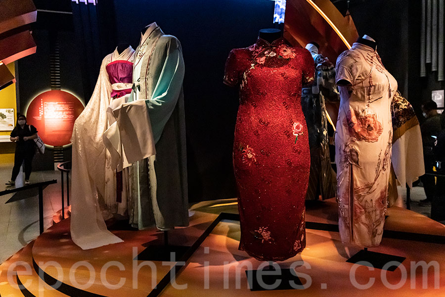 展覽展出多套東華籌款節目的藝人服飾，例如圖右兩件旗袍均為肥姐沈殿霞在《歡樂滿東華》中穿着過的服裝。（陳仲明／大紀元）