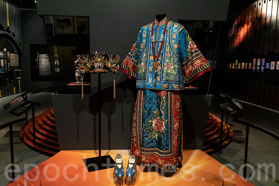 汪明荃在2019年《善心滿東華》演出《德齡與慈禧》之〈母子恩仇〉所穿着的戲服。（陳仲明／大紀元）