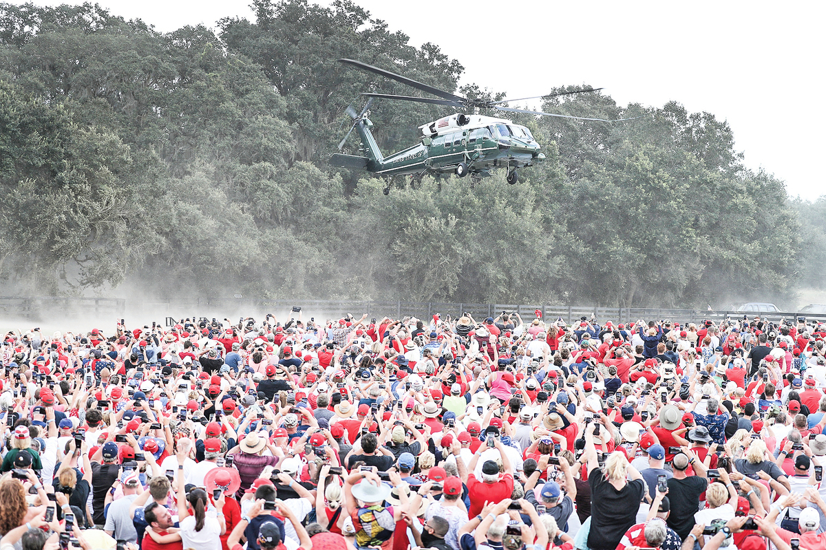 2020年10月23日，美國總統特朗普乘坐陸戰隊1號直升機抵達爾富爾佛羅里達州的村莊馬球俱樂部參加競選活動。（Joe Raedle/Getty Images）